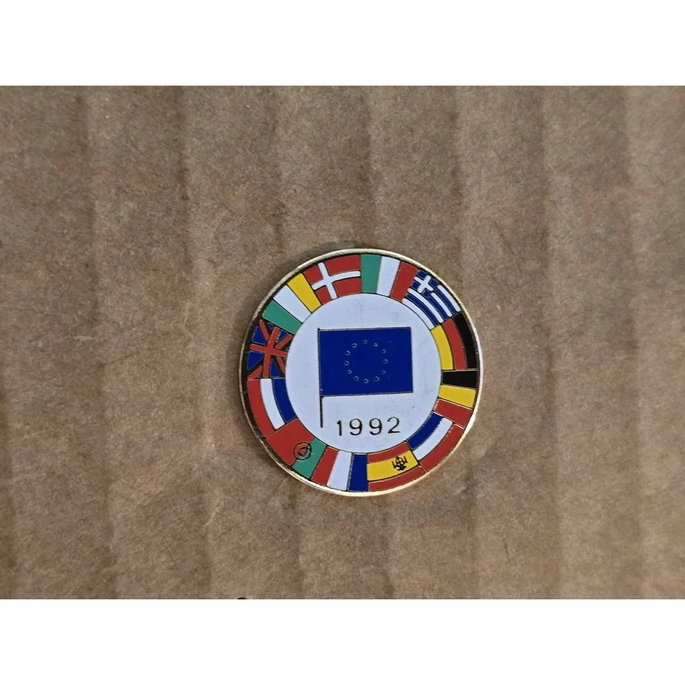 Vintage 1992 European Union Treaty Member Nations Flag Commemorative Pin G18